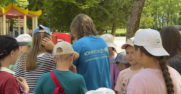 «Я не знала, что одежда делается из пластика!»: эко-тренинги для детей от волонтёров ЮНИСЕФ